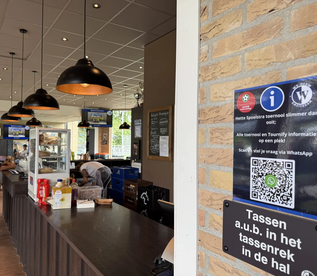 QR-bord van Revtek Matchday in de kantine van WV-HEDW Amsterdam